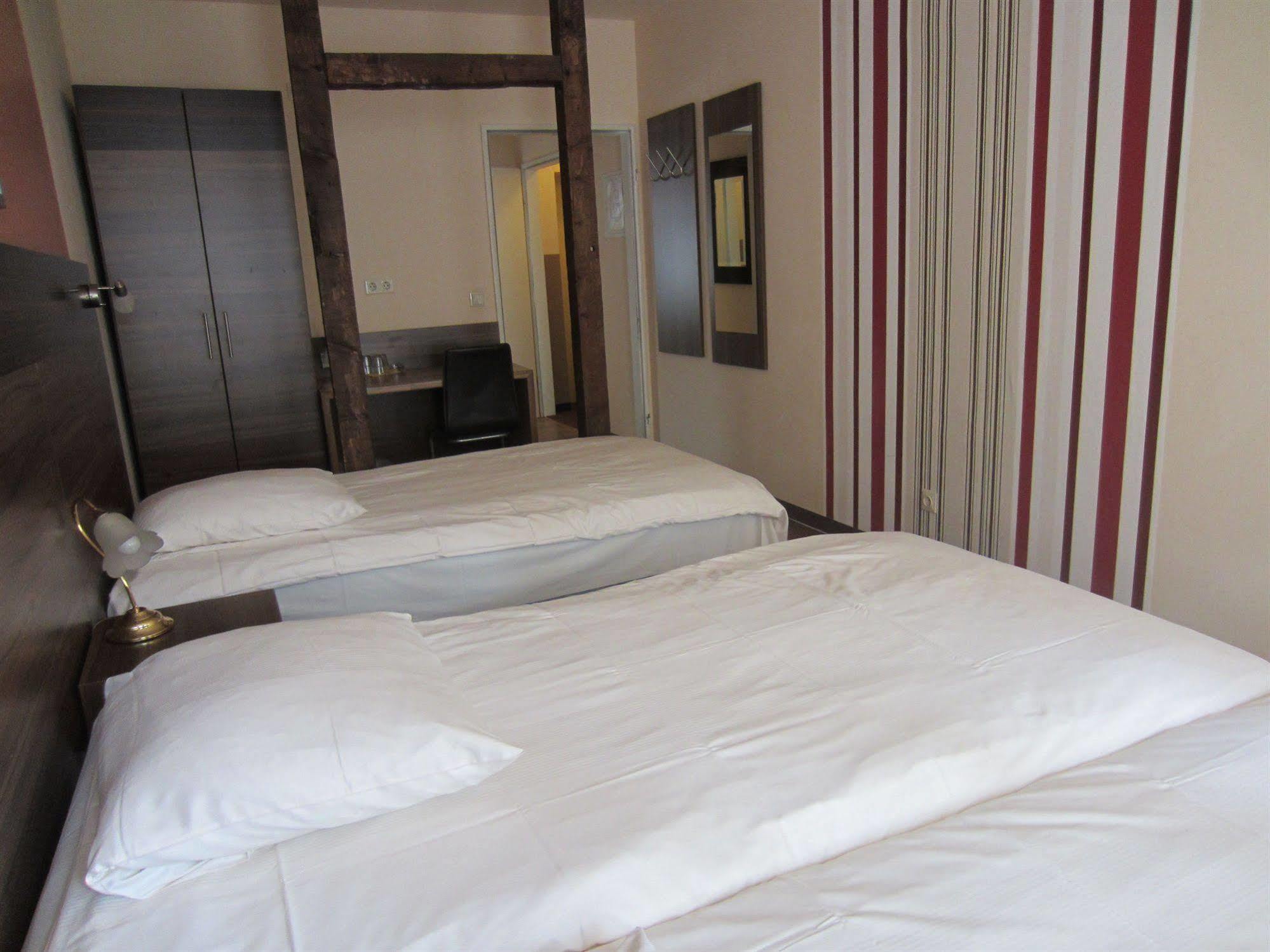 Altduesseldorf Otel Oda fotoğraf
